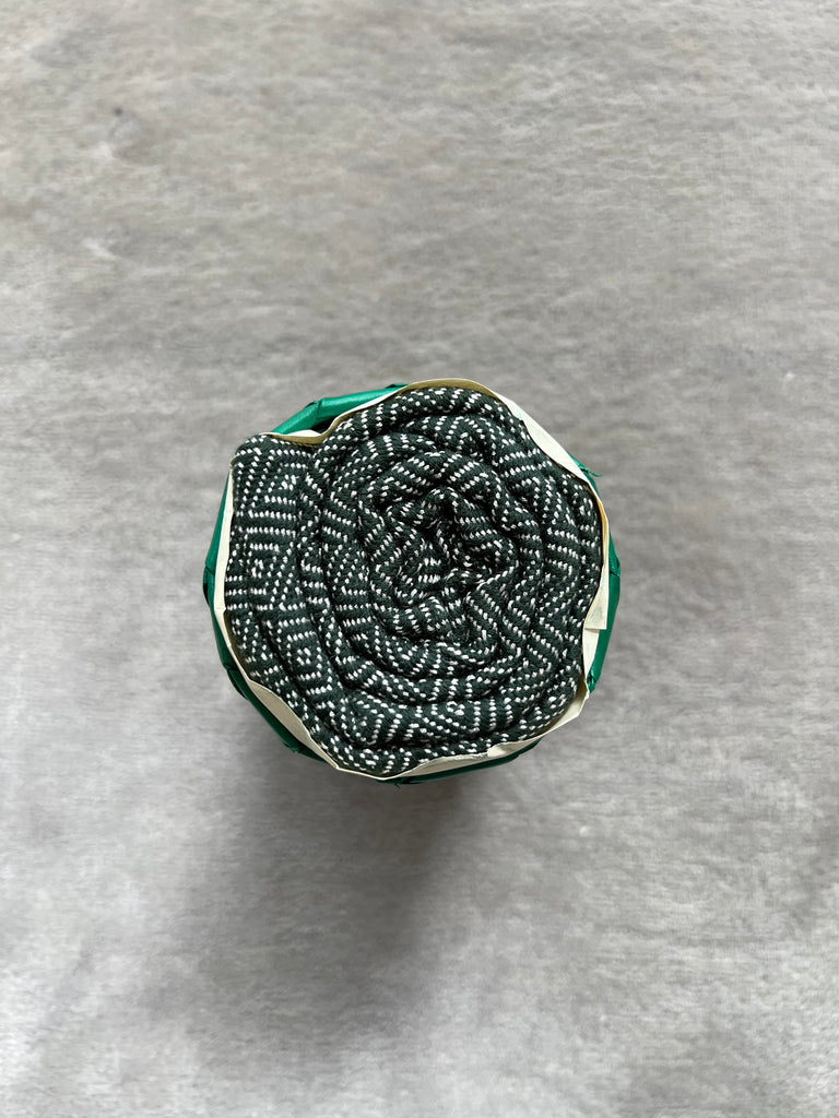 Le Krama Chaud Vert Forêt dans son écrin en feuille de palmier - Homme