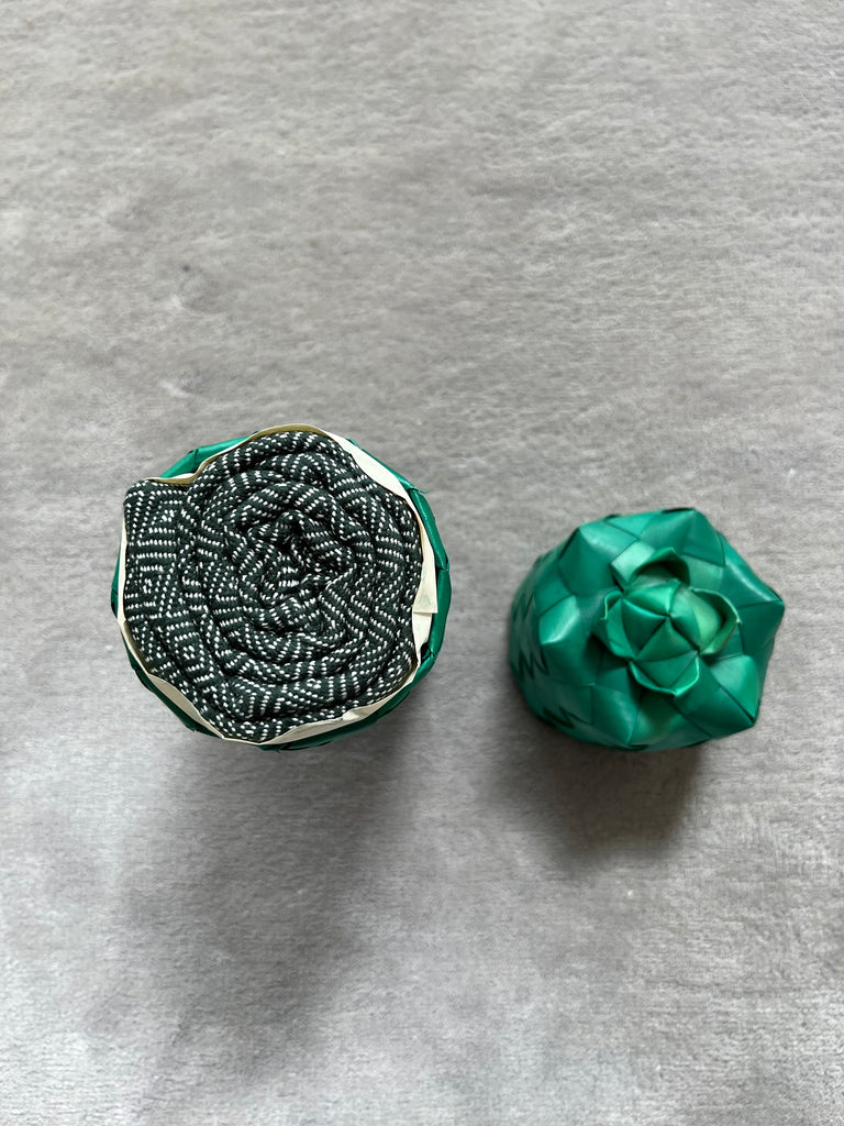 Le Krama Chaud Vert Forêt dans son écrin en feuille de palmier - Homme