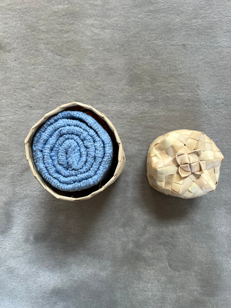 Le Krama Naturel Azur dans son écrin en feuille de palmier - Homme