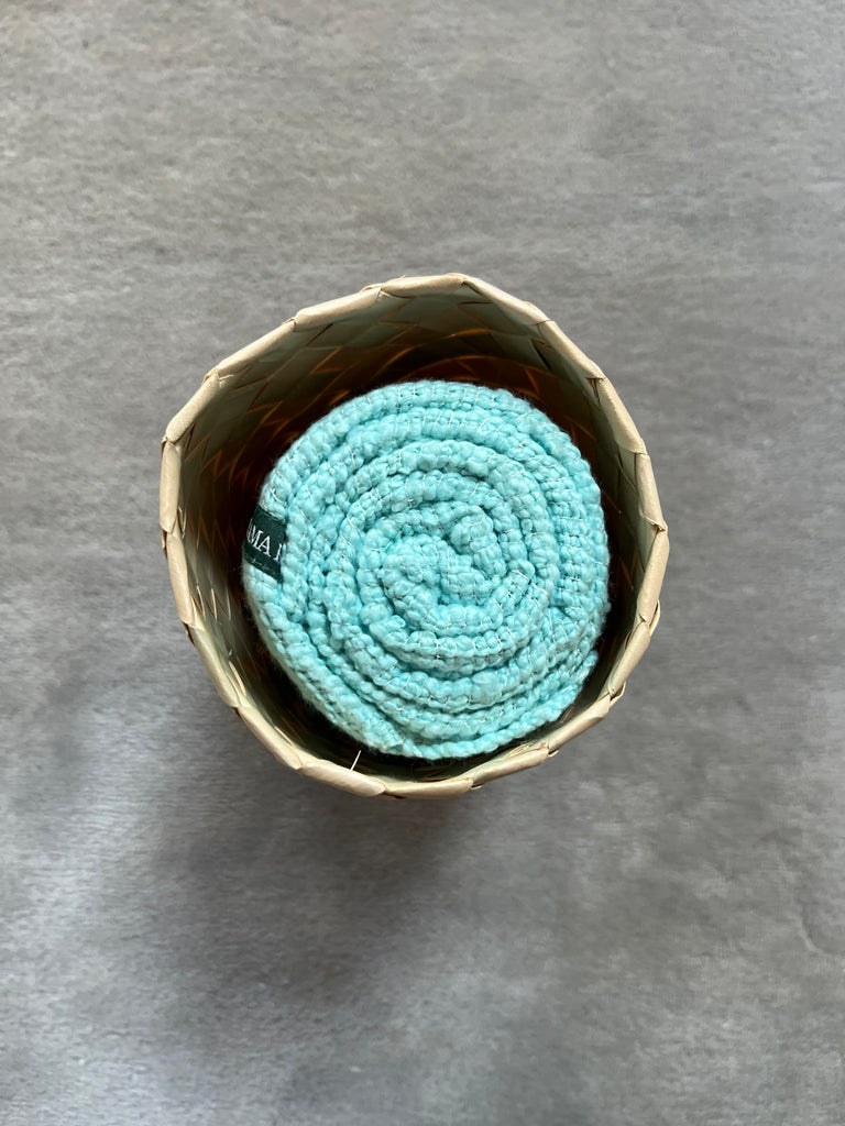 Le Krama Naturel Cyan dans son écrin en feuille de palmier - Femme