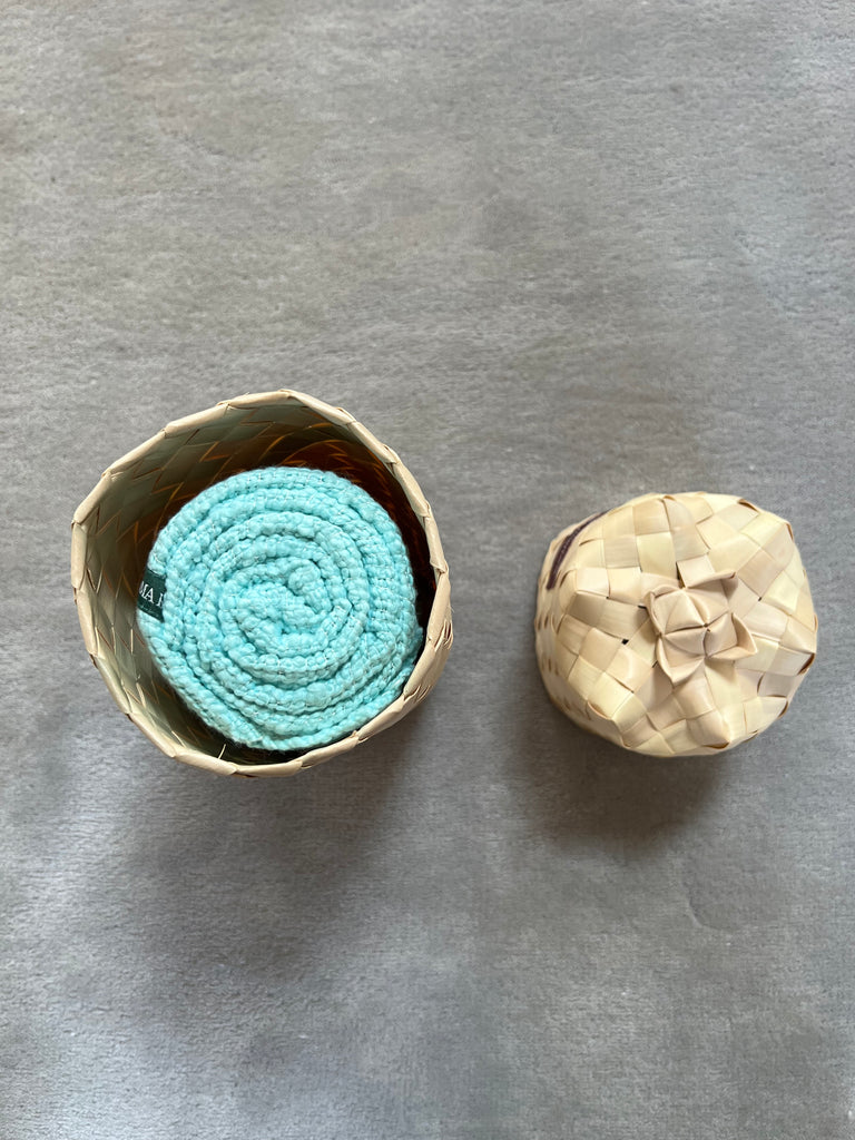 Le Krama Naturel Cyan dans son écrin en feuille de palmier - Femme