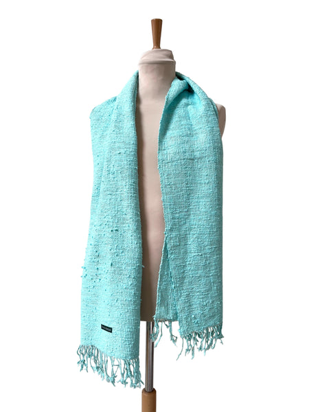 Le Krama Naturel Cyan dans son écrin en feuille de palmier - Femme