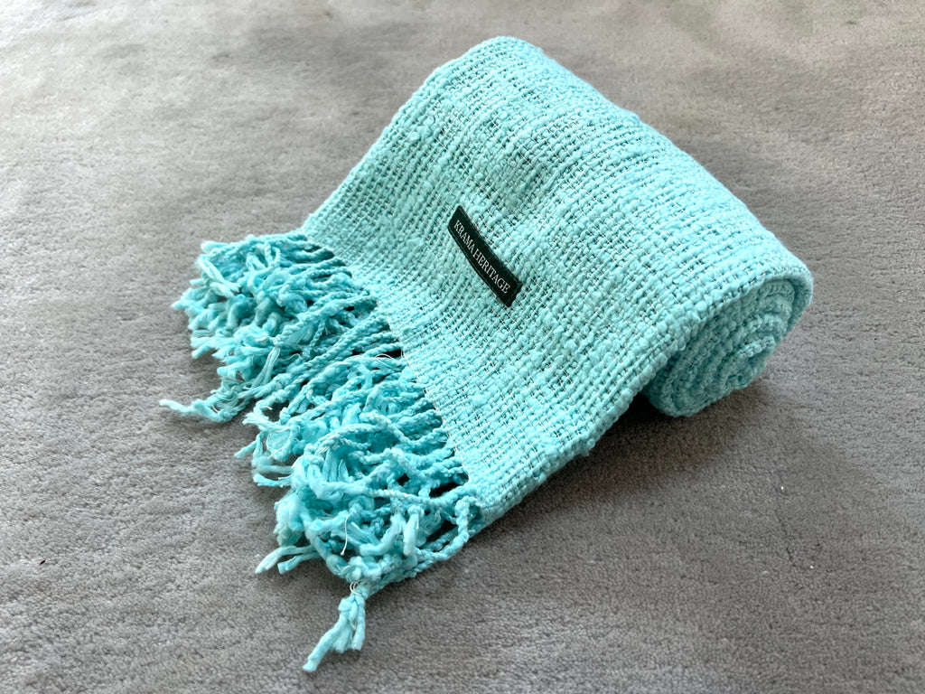 Le Krama Naturel Cyan dans son écrin en feuille de palmier - Homme