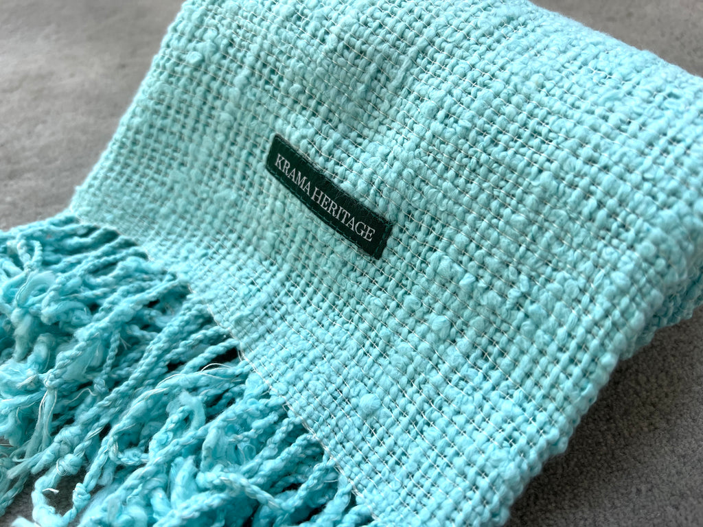 Le Krama Naturel Cyan dans son écrin en feuille de palmier - Femme