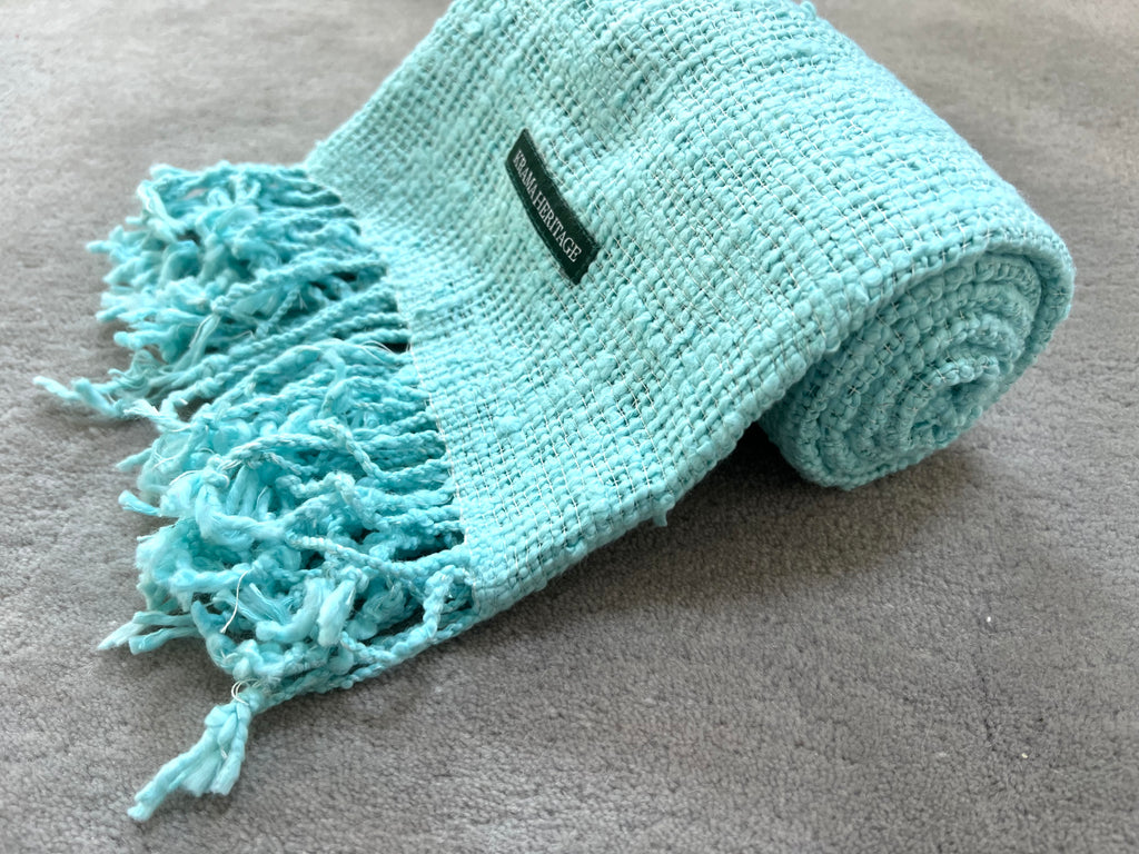 Le Krama Naturel Cyan dans son écrin en feuille de palmier - Femme