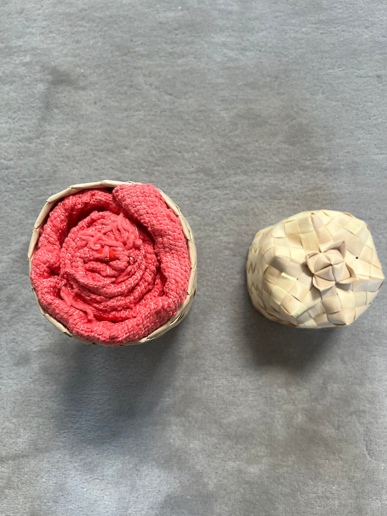 Le Krama Naturel Framboise dans son écrin en feuille de palmier - Homme