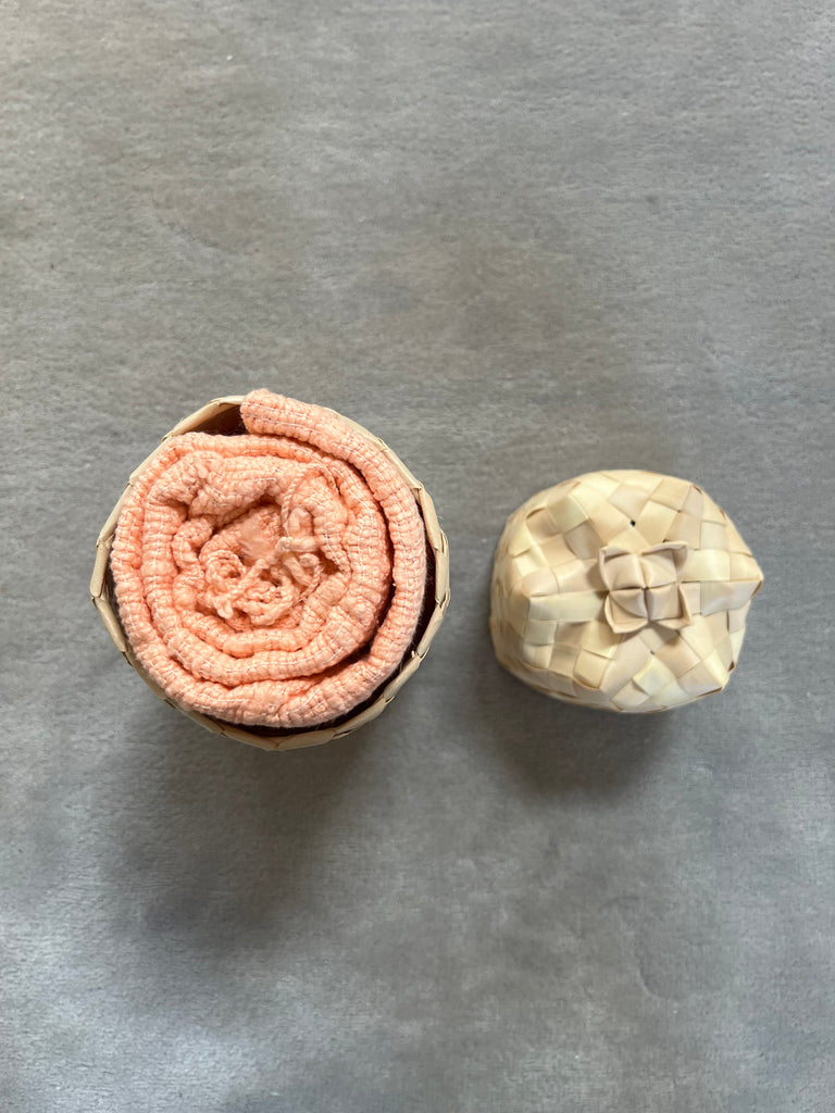 Le Krama Naturel Pêche dans son écrin en feuille de palmier - Homme