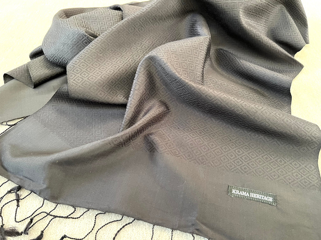 Le Krama Diamond Agate Noire dans son écrin en feuille de palmier - Homme