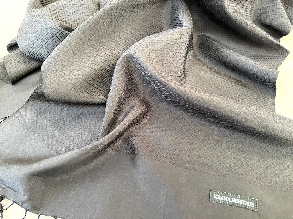 Le Krama Diamond Agate Noire dans son écrin en feuille de palmier - Homme