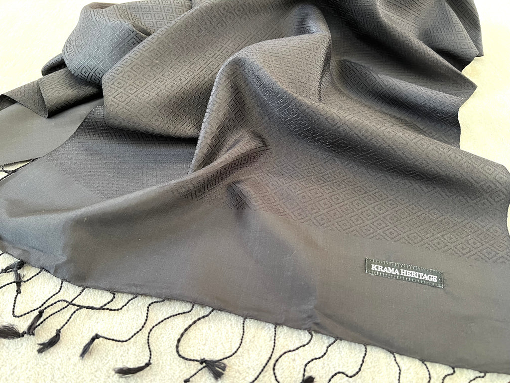 Le Krama Diamond Agate Noire dans son écrin en feuille de palmier - Homme