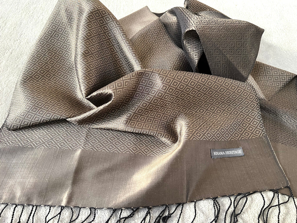 Le Krama Diamond Bronze dans son écrin en feuille de palmier - Homme