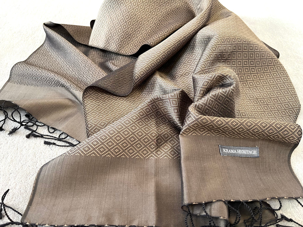 Le Krama Diamond Bronze dans son écrin en feuille de palmier - Femme