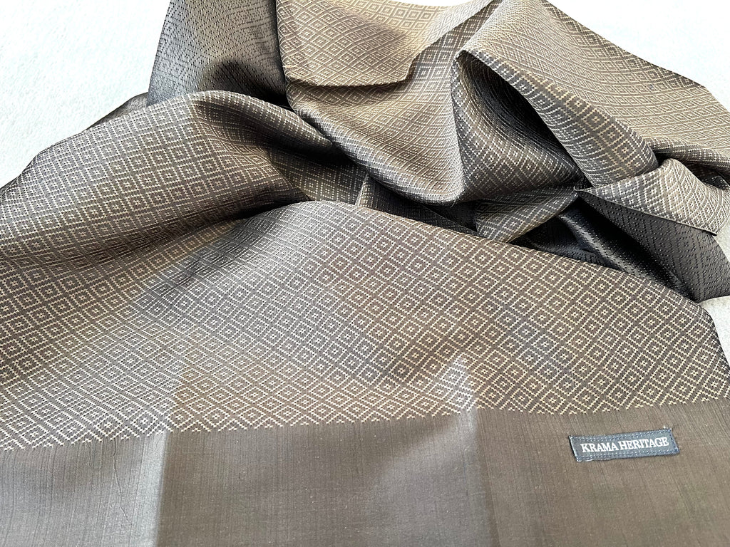 Le Krama Diamond Bronze dans son écrin en feuille de palmier - Femme