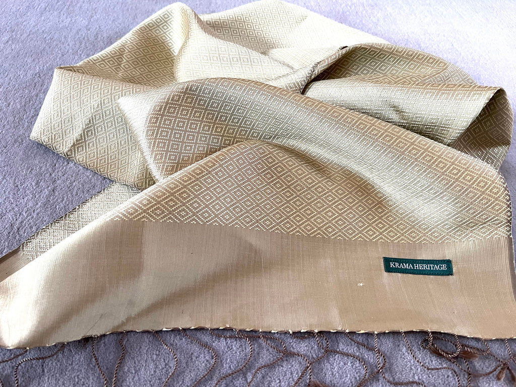 Le Krama Diamond Or dans son écrin en feuille de palmier - Femme