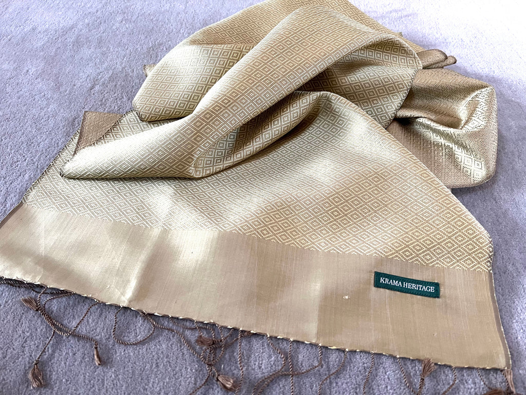 Le Krama Diamond Or dans son écrin en feuille de palmier - Femme