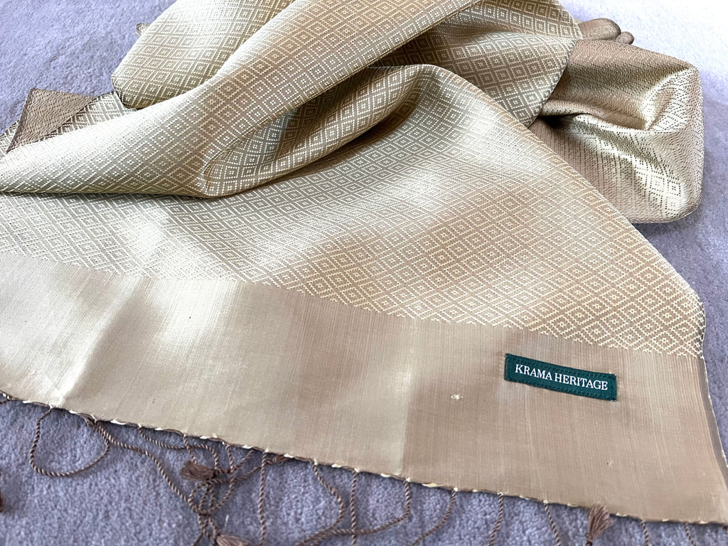 Le Krama Diamond Or dans son écrin en feuille de palmier - Homme