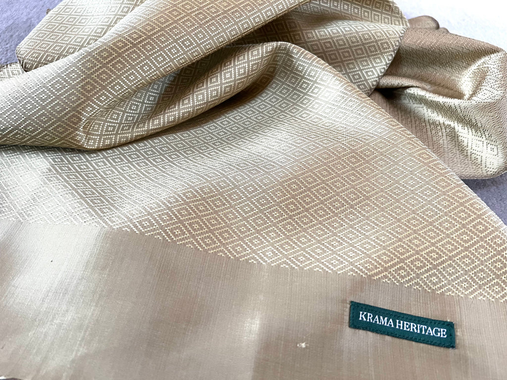 Le Krama Diamond Or dans son écrin en feuille de palmier - Femme