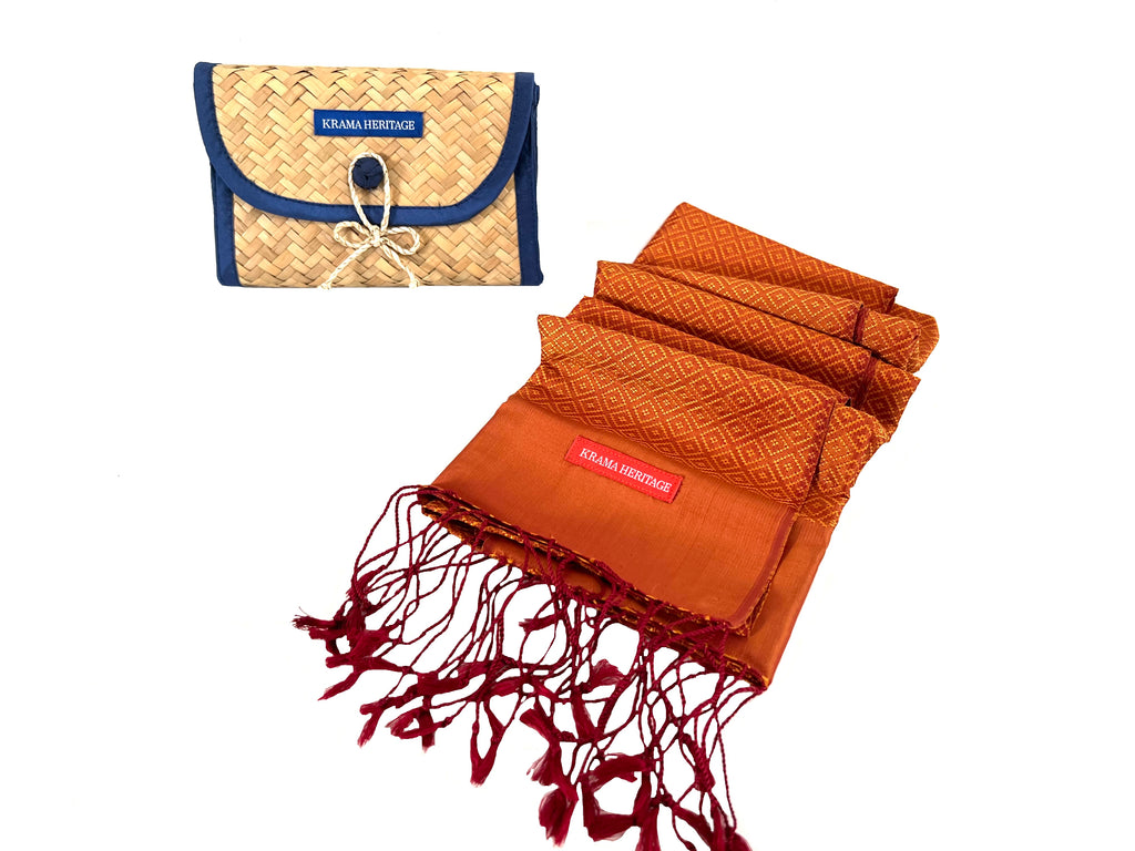 Le Krama Diamond Orangé dans son écrin en feuille de palmier - Homme