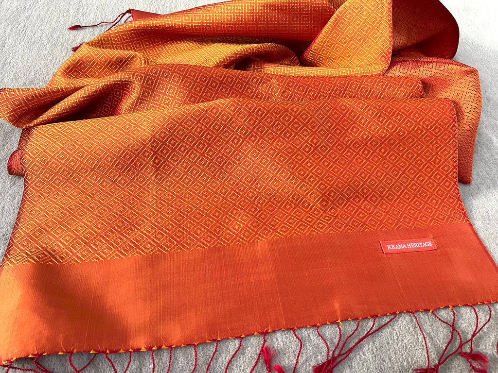 Le Krama Diamond Orangé dans son écrin en feuille de palmier - Homme