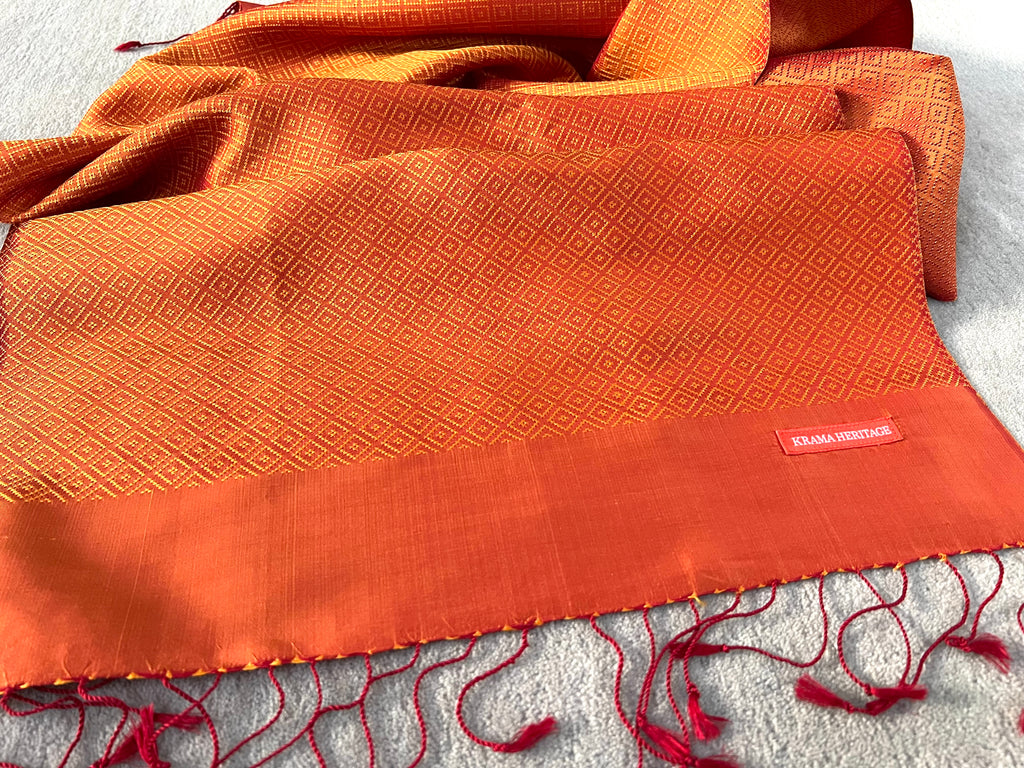 Le Krama Diamond Orangé dans son écrin en feuille de palmier - Femme
