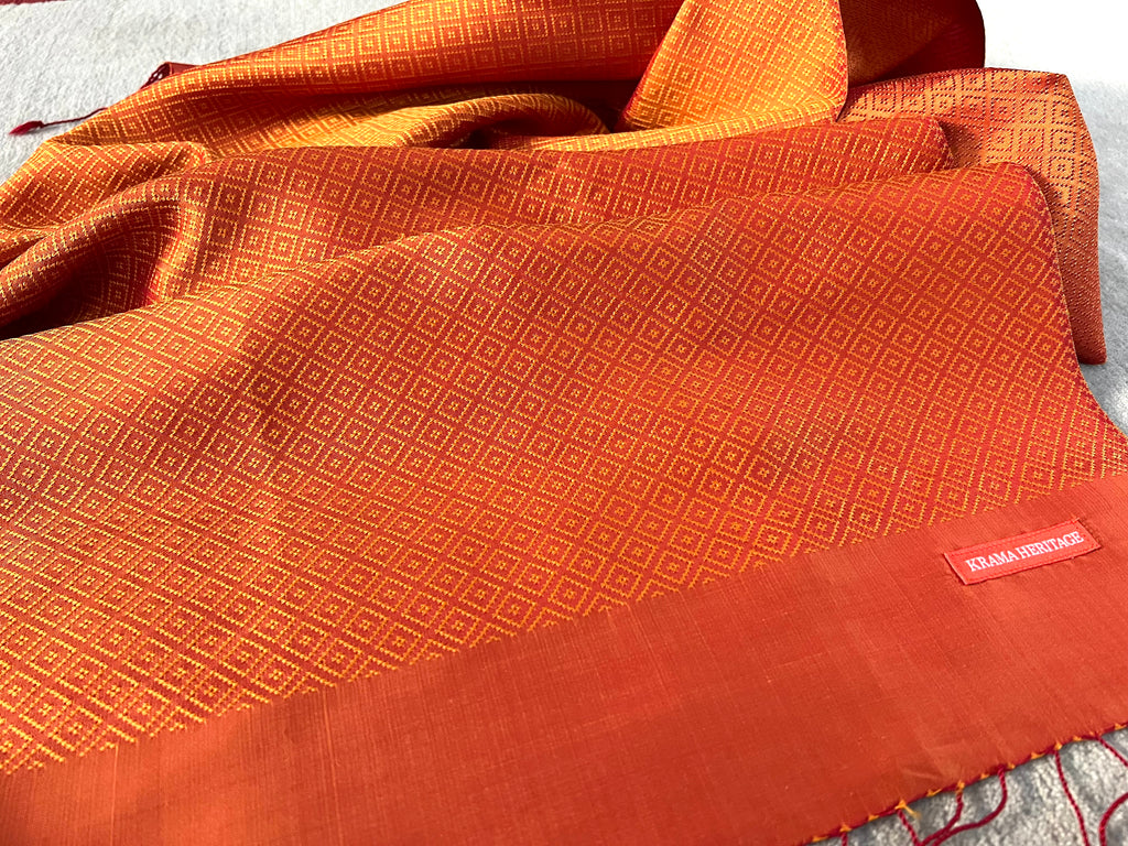 Le Krama Diamond Orangé dans son écrin en feuille de palmier - Homme