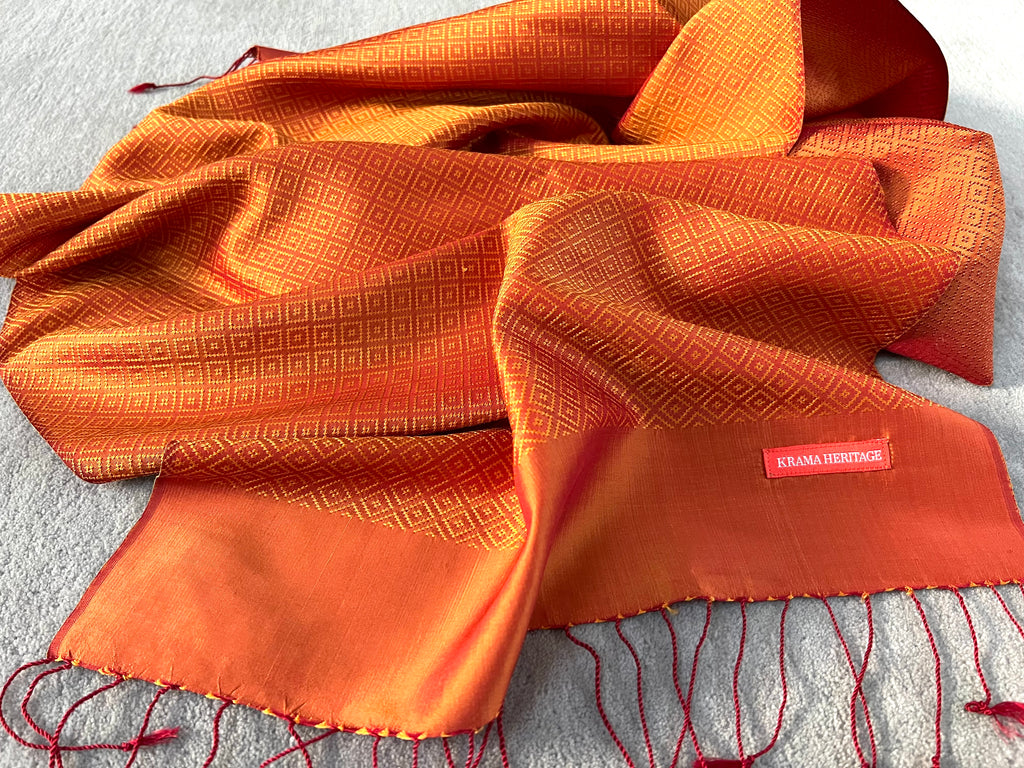 Le Krama Diamond Orangé dans son écrin en feuille de palmier - Homme