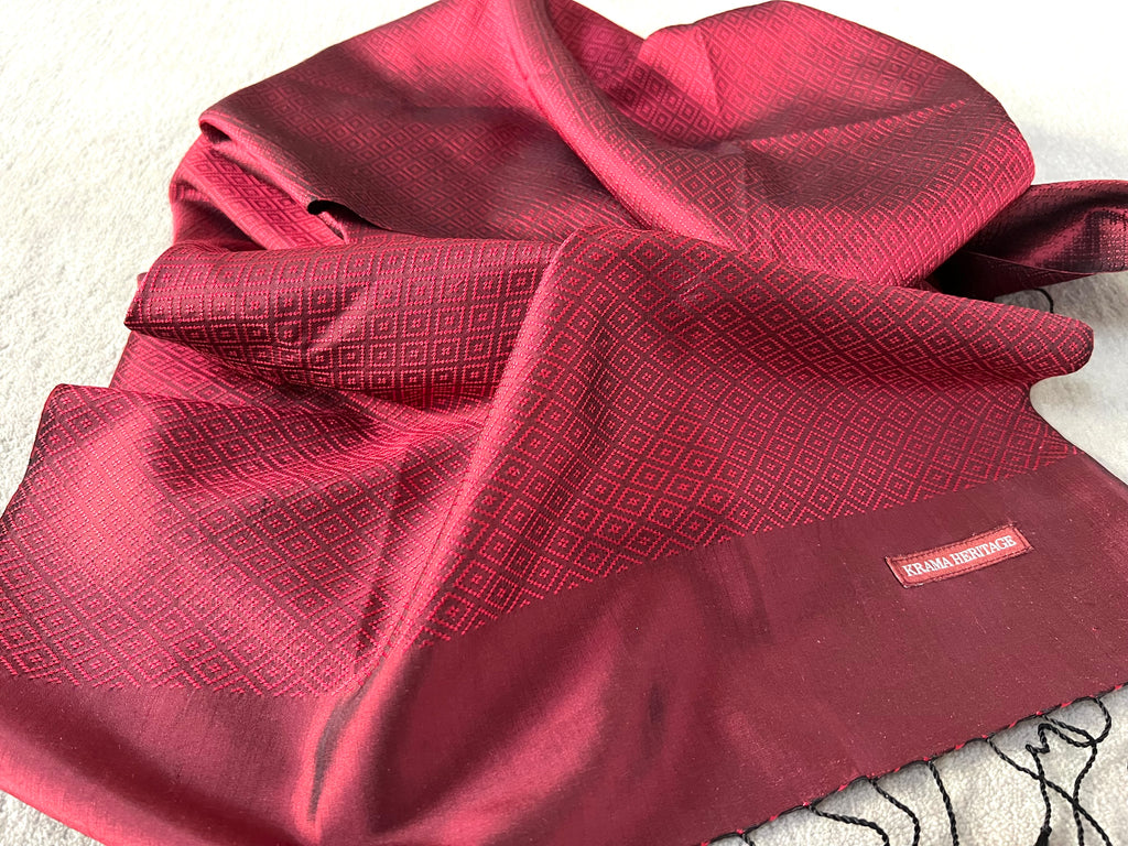 Le Krama Diamond Pourpre dans son écrin en feuille de palmier - Homme