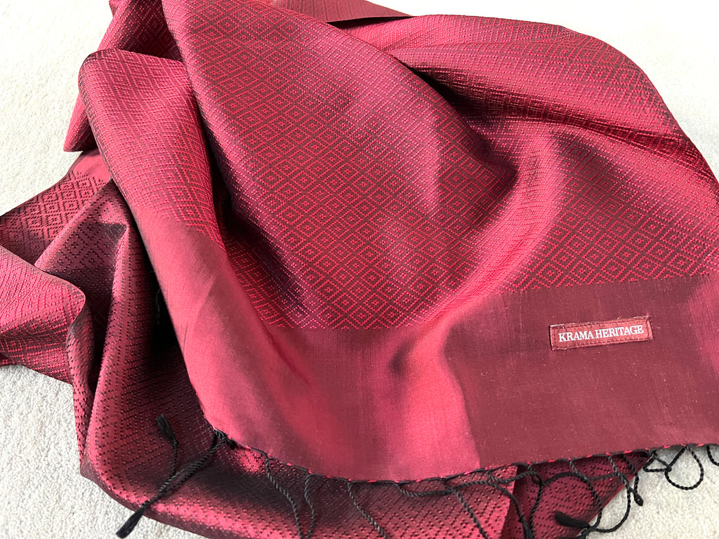 Le Krama Diamond Pourpre dans son écrin en feuille de palmier - Femme