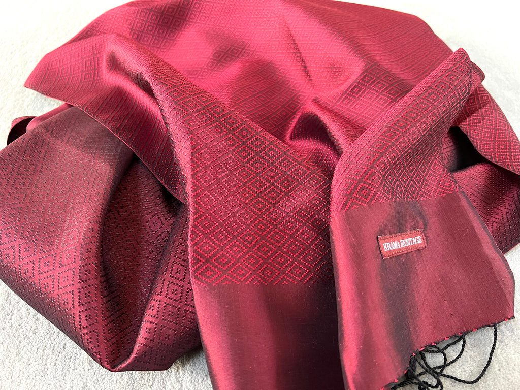 Le Krama Diamond Pourpre dans son écrin en feuille de palmier - Femme