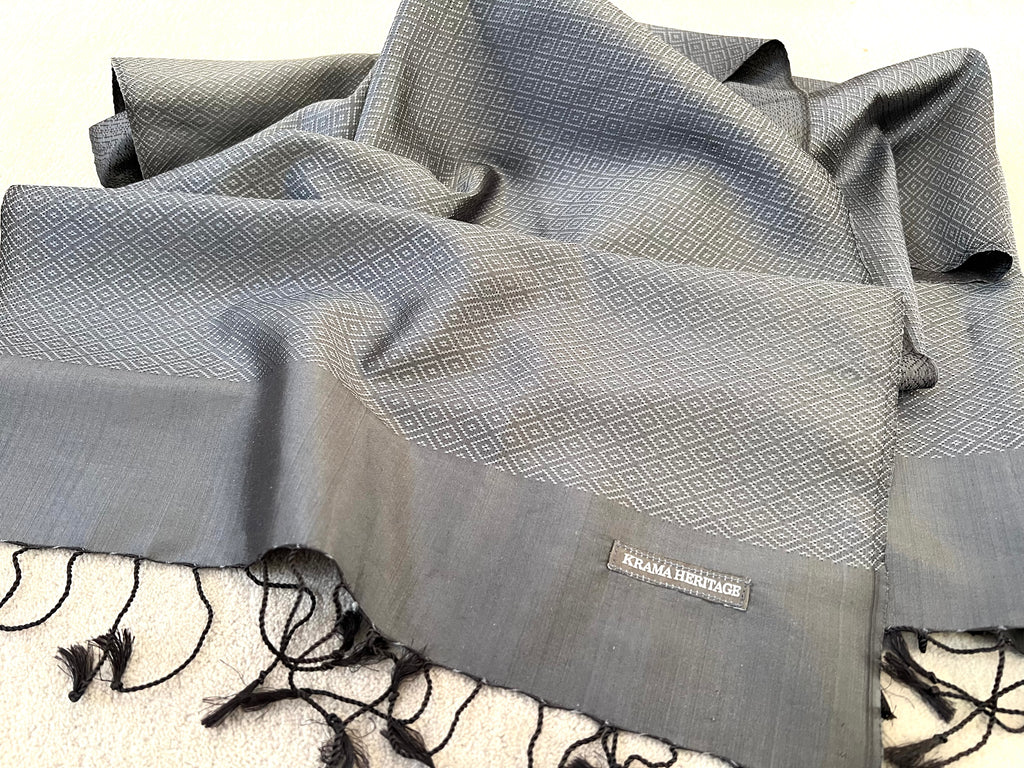 Le Krama Diamond Titane dans son écrin en feuille de palmier - Femme