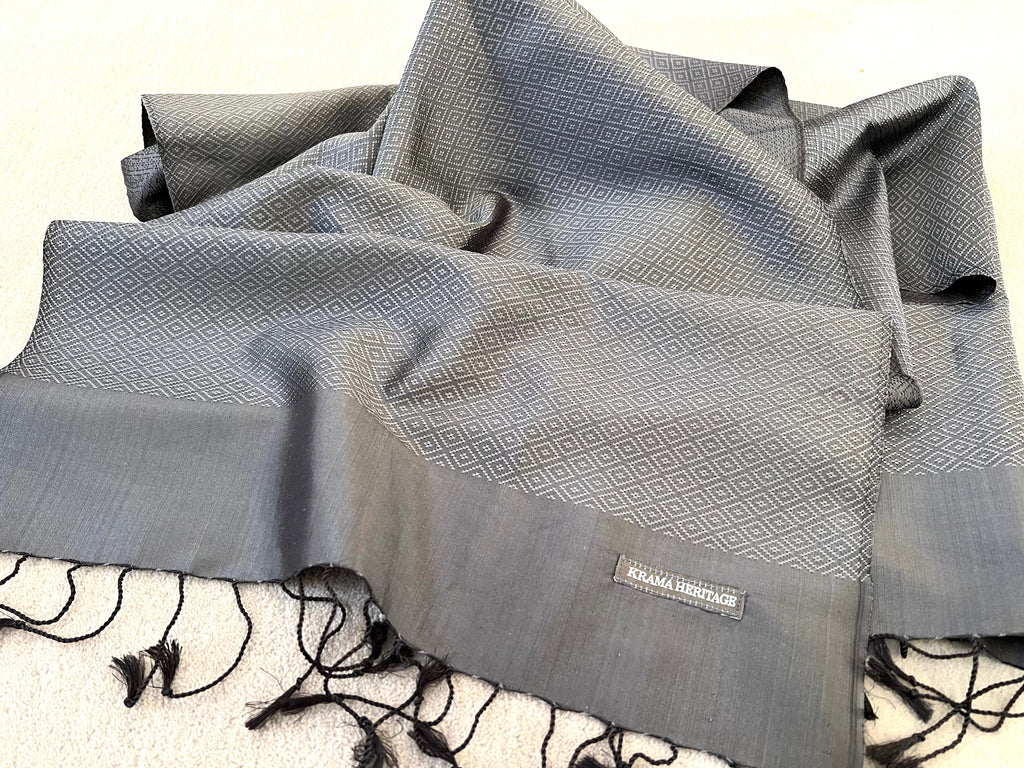 Le Krama Diamond Titane dans son écrin en feuille de palmier - Femme