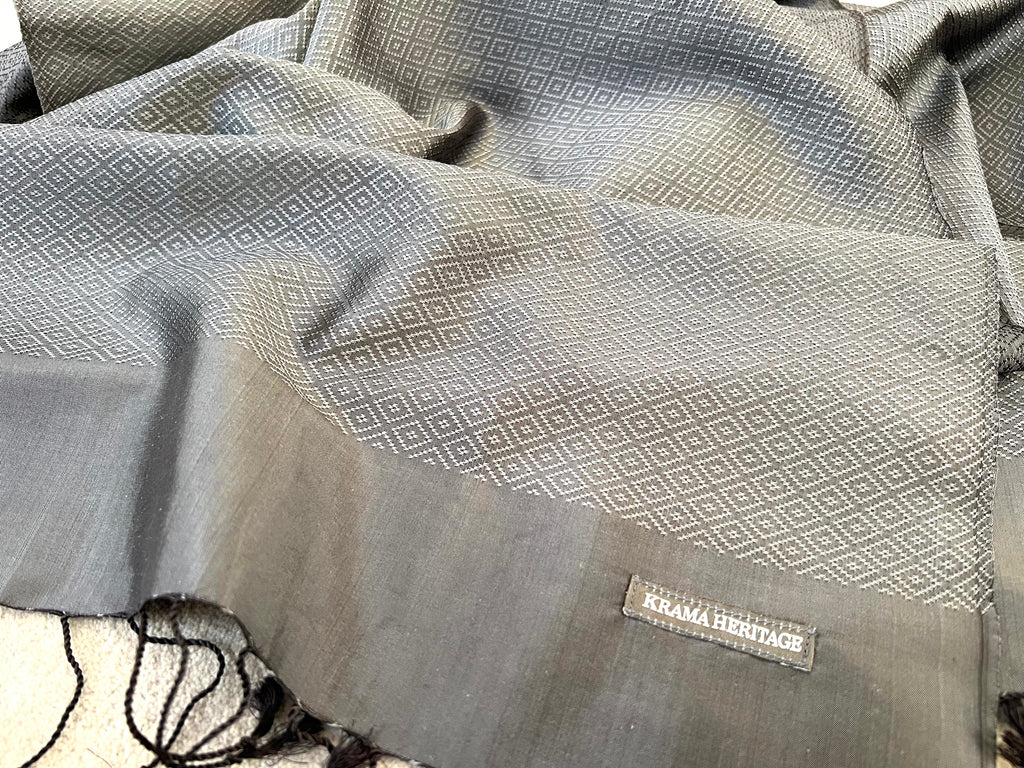 Le Krama Diamond Titane dans son écrin en feuille de palmier - Femme