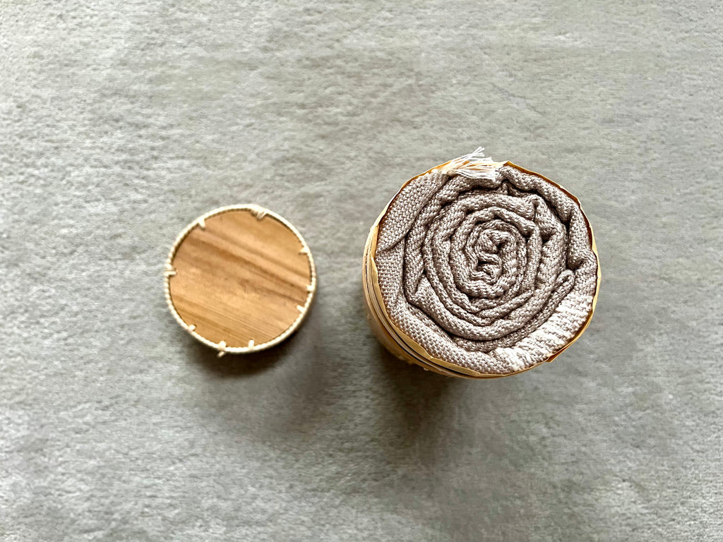 Le Krama Doux Beige dans son écrin en écorce de palmier