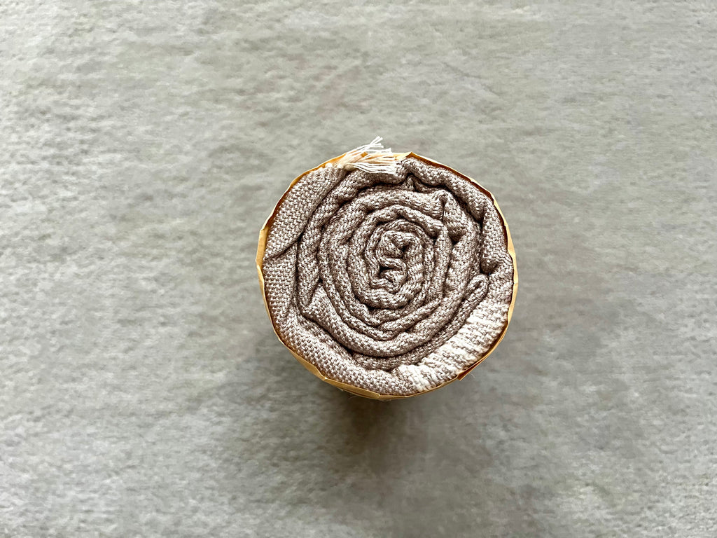 Le Krama Doux Beige dans son écrin en écorce de palmier