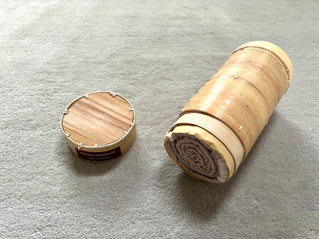 Le Krama Doux Beige dans son écrin en écorce de palmier