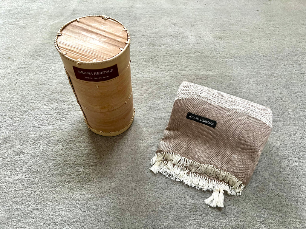 Le Krama Doux Beige dans son écrin en écorce de palmier
