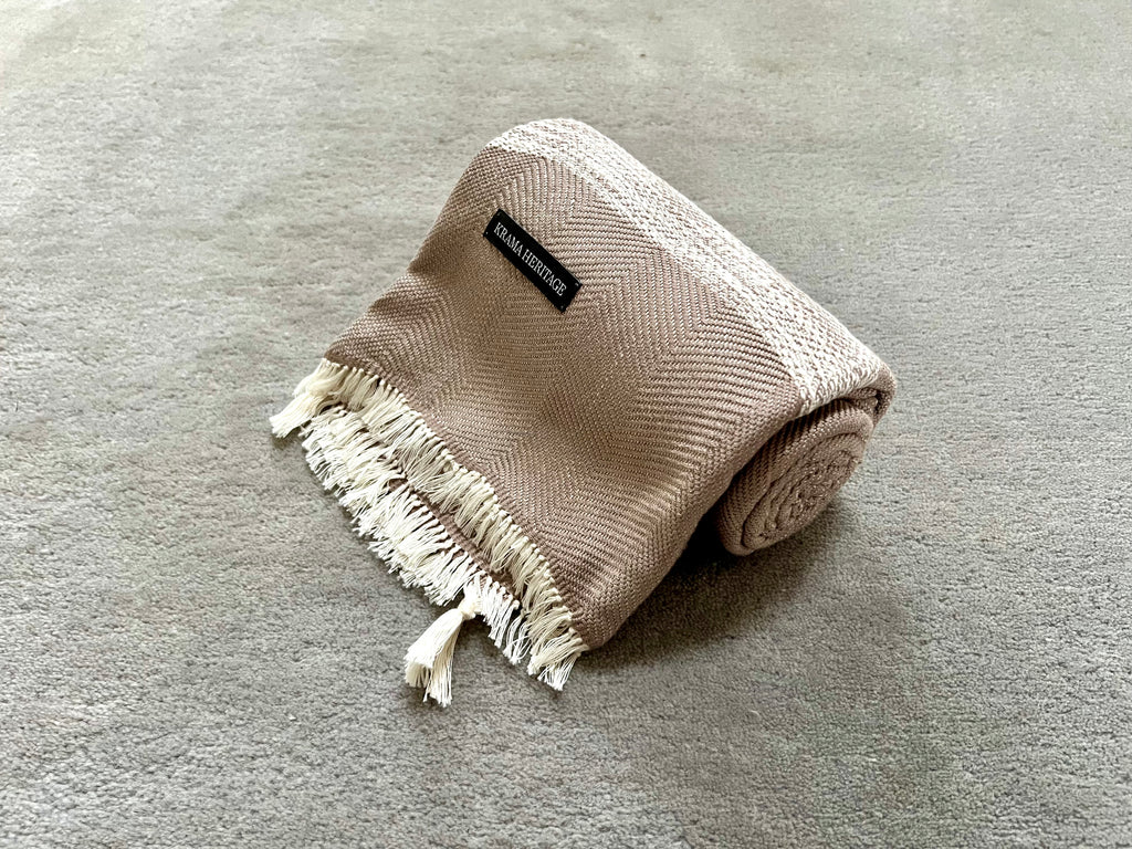 Le Krama Doux Beige dans son écrin en écorce de palmier