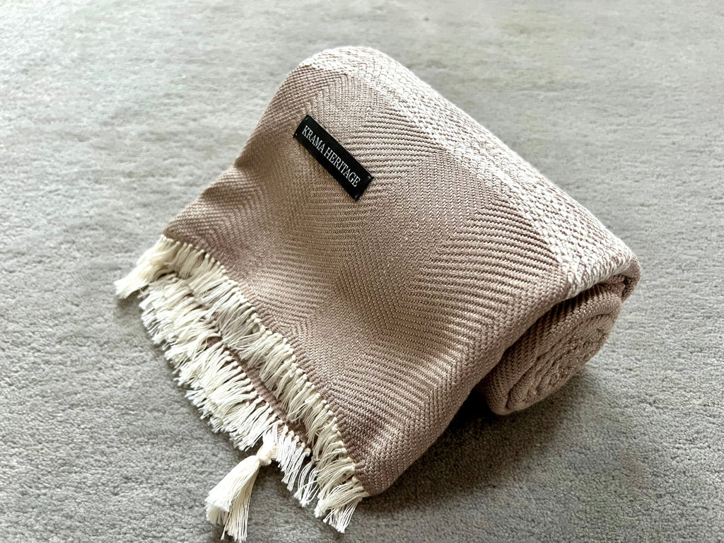 Le Krama Doux Beige dans son écrin en écorce de palmier