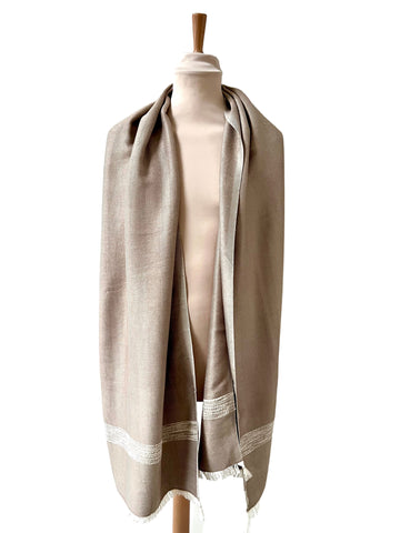 Le Krama Doux Beige dans son écrin en écorce de palmier