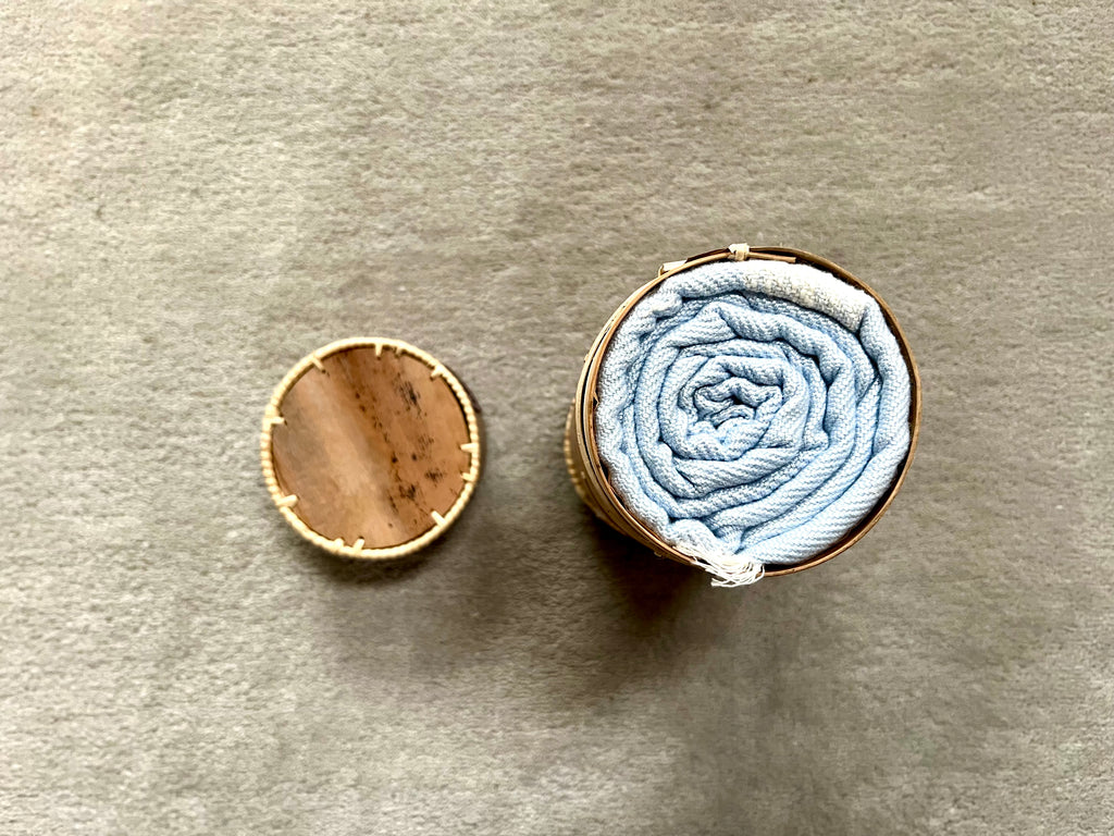 Le Krama Doux Bleu Ciel dans son écrin en écorce de palmier