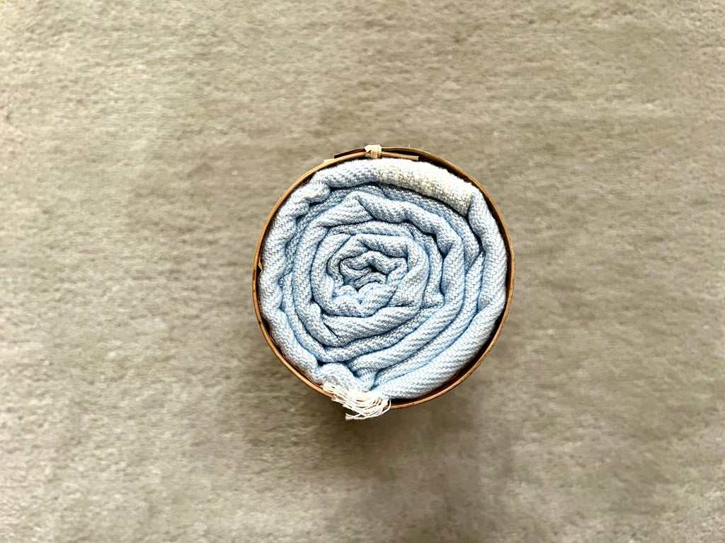 Le Krama Doux Bleu Ciel dans son écrin en écorce de palmier