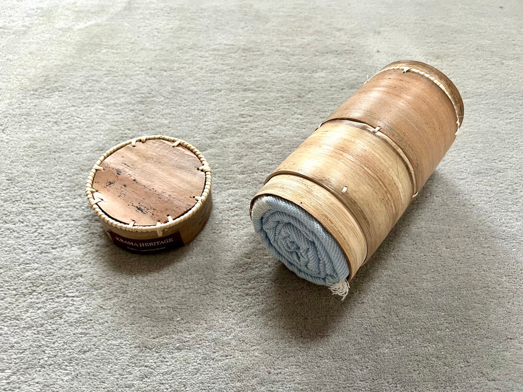 Le Krama Doux Bleu Ciel dans son écrin en écorce de palmier