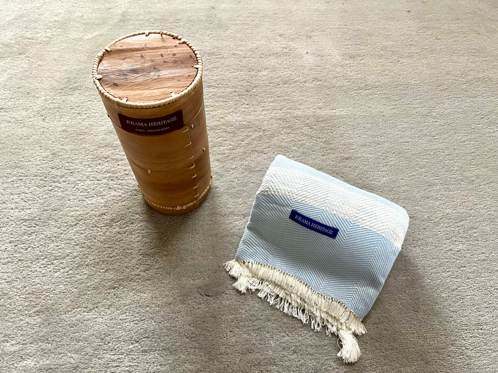 Le Krama Doux Bleu Ciel dans son écrin en écorce de palmier
