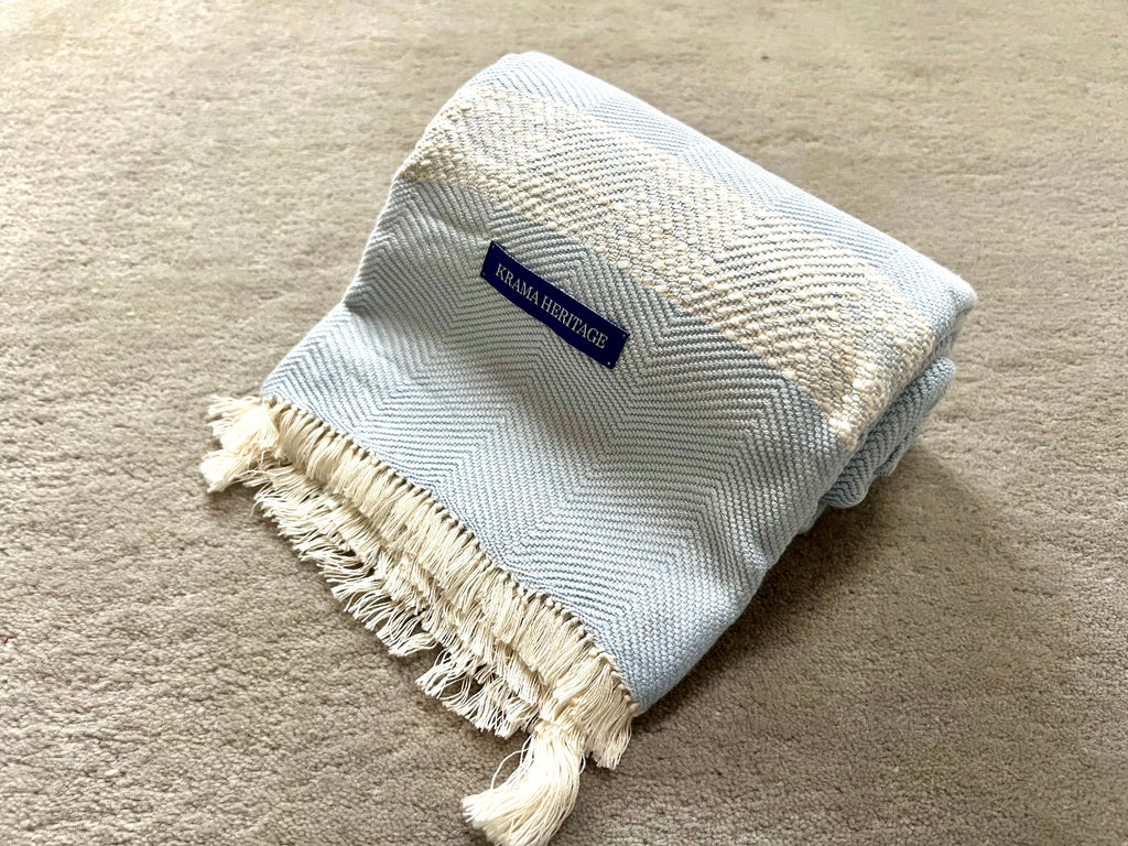 Le Krama Doux Bleu Ciel dans son écrin en écorce de palmier