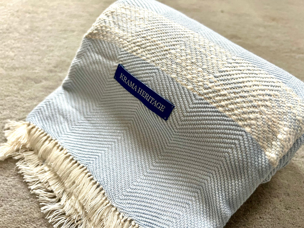 Le Krama Doux Bleu Ciel dans son écrin en écorce de palmier