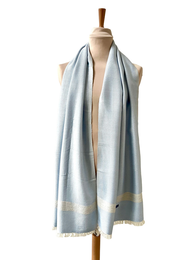 Le Krama Doux Bleu Ciel dans son écrin en écorce de palmier