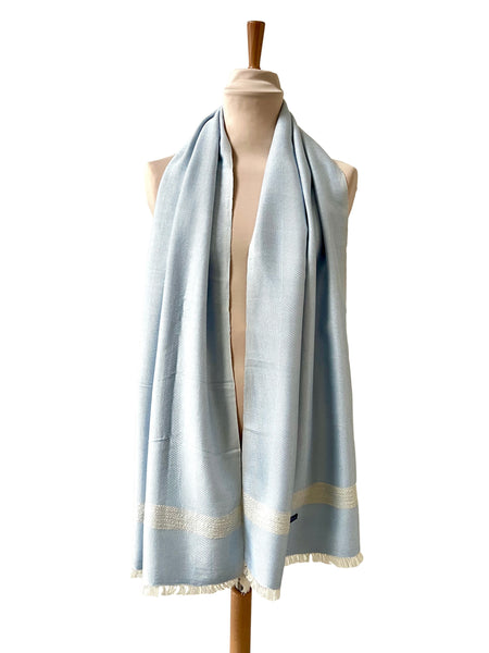 Le Krama Doux Bleu Ciel dans son écrin en écorce de palmier