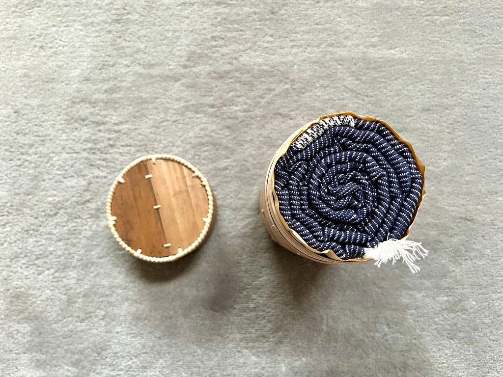 Le Krama Doux Bleu Marine dans son écrin en écorce de palmier