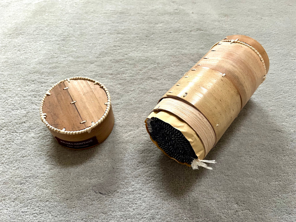 Le Krama Doux Bleu Marine dans son écrin en écorce de palmier