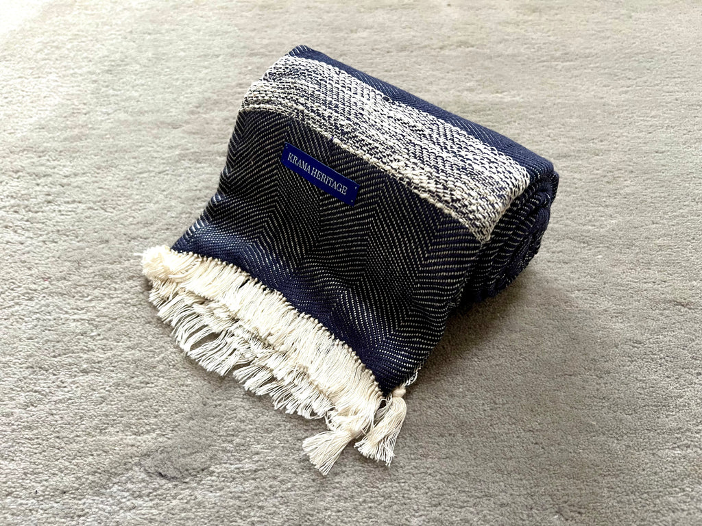 Le Krama Doux Bleu Marine dans son écrin en écorce de palmier